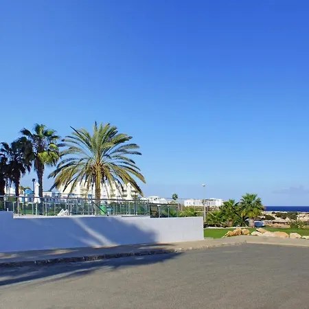 Lucile - Coralli Beachfront Apartment Paralimni Exterior photo